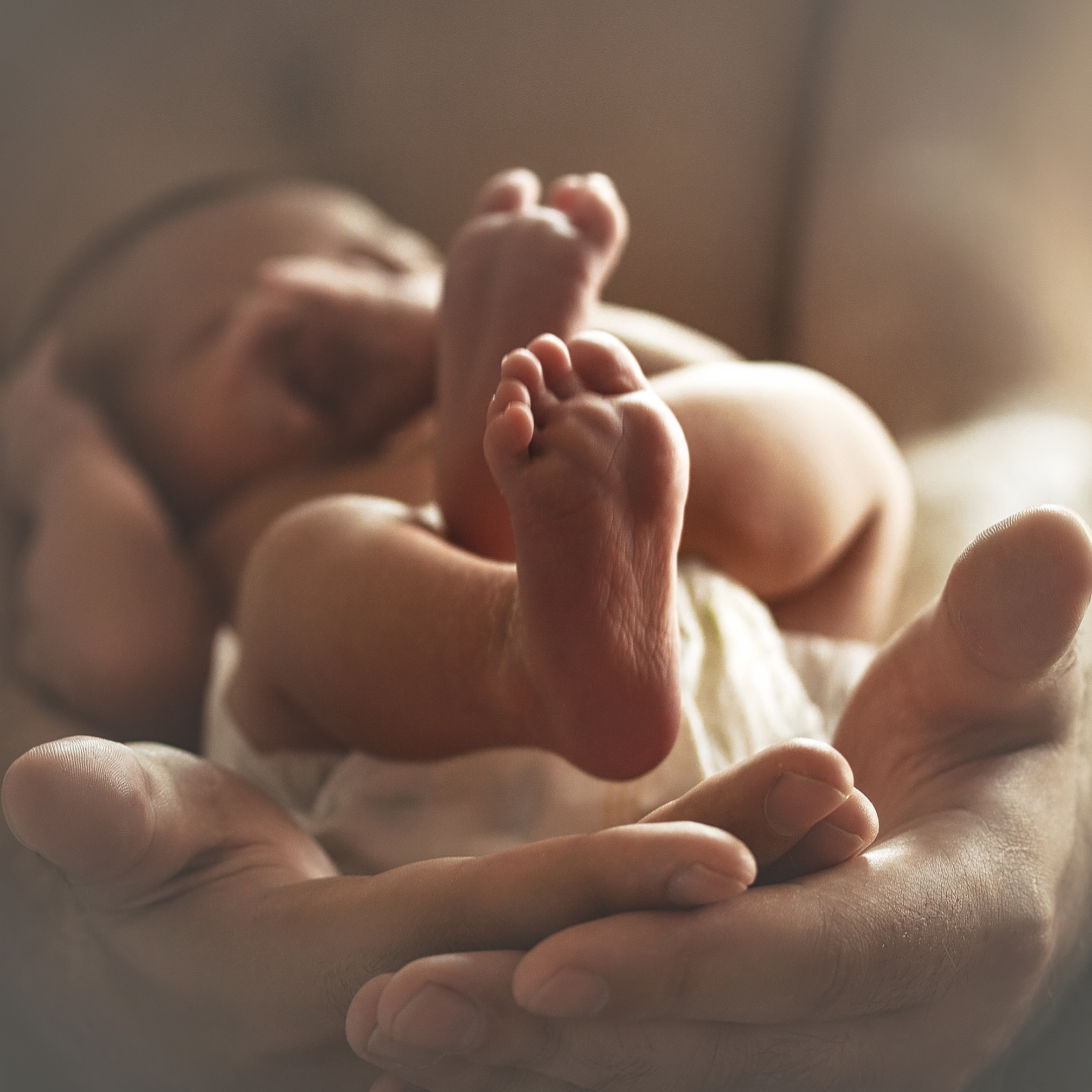 Mãos de mãe segurando um recém-nascido
